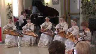Старый автомобиль. Гусли.