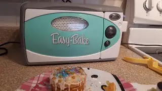 Cocinando pasteles con el horno Easy-Bake