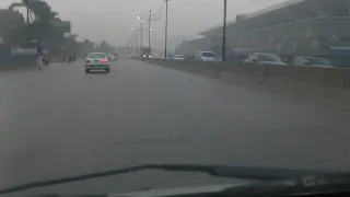 নগরীতে শীতের সকালের যানবাহন।