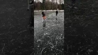 Хоккей у меня все хоккей)Муж с сыном и братом пошли на озеро 