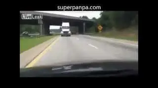 Uyuyan kadına tır şakası! superpanpa.com