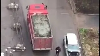 Священник освятил движок автомобиля.