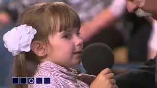 Маленькая девочка поет опенинг My Little Pony