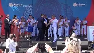 Награждение факелоносцев эстафеты Пламени мира вторых Европейских игр