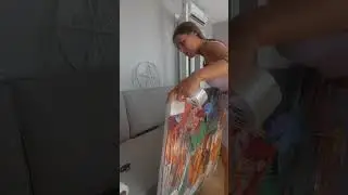 Моша упаковывает картину