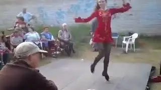 Ирландский степ у дачного магазинчика