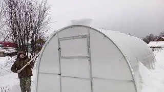 Простой скребок для уборки снега с теплицы