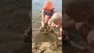 Башни из сырого песка дети строят у реки Оки на Щуровском пляже