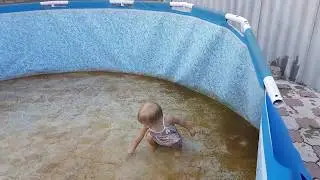 Сливаем воду из каркасного бассейна, моем бассейн.