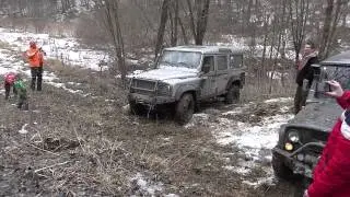 defender заезжает в горку