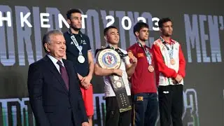 Shavkat Mirziyoyev Xasanboy Do‘smatovga oltin medal va jahon chempioni kamarini topshirdi