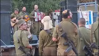 Vie Nemt Men A Bissele Mazel (Idish)