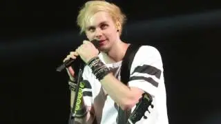 5 Seconds of Summer performing 'Mad for Madrid' (June 11th)