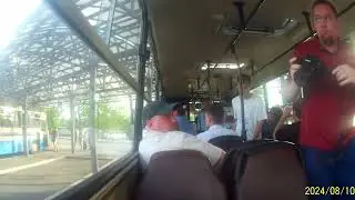 раздают  билеты в ретро автобусе  100  лет   московоскому  автобусу вечерная  поездка