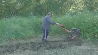 Рыхление огорода под посадки.