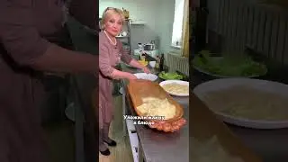 Казахские женщины учат готовить бешбармак