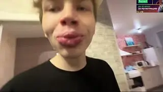 Строго увеличил губы