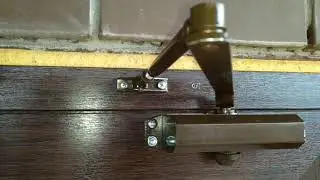 Installing a door closer on an entrance door