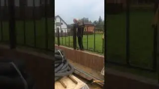 Засыпка столбов песко бетоном с помощью приспособа из осби доски собранной за 10 минут