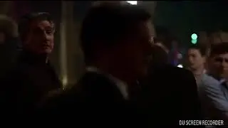 Флеш останавливает драку в баре.