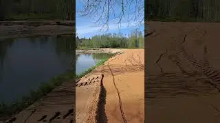Сделал пляж у пруда)