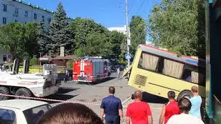 После массового ДТП автобус вытащили на дорогу при помощи БТР