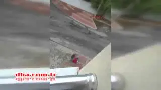 Kucağında bebek taşıyan kadına sokak ortasında dayak