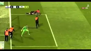 Trabzon Fenerbahçe Maçında Sahaya Giren Taraftar Hakeme Saldırdı