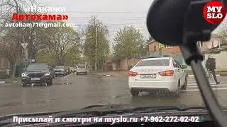 На ул. Староникитской два автомобиля едва не сбили женщину