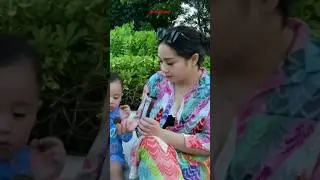 Cipung Suka Makan biskuit di Pantai, Nagita Happy 