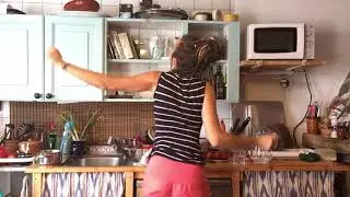 Housewife has fun 💃🏻🥳 Twerking with Ricky Martin