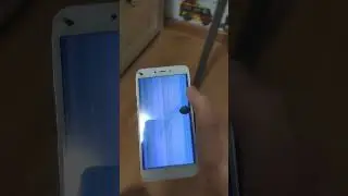 сломанный телефон с будильником на 7 00