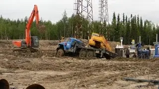 Застрявший УРАЛ достают экскаватором HITACHI.