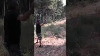Survival Waffe bauen: Steinschleuder Test #schleuder #survival