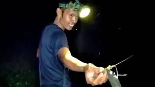 BERBURU UDANG BATU