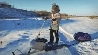 Ребенок в шоке от этого снегохода