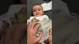 Сафи  играется 😄 ваши дети так же делали? 