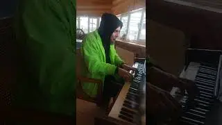 Мой брат играет собственное произведение