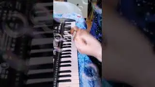 Коровка слушает как её сестра играет на сентэзатере