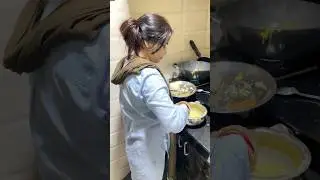 Husband k liye kuch naya banaya aaj😍Barish k mosam mei pakode😋 #shorts #roohdreamz