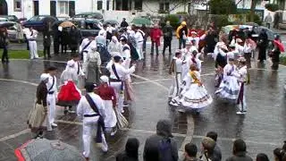 Kaxkarrot 2009 Kanbo - kadrillak1eliza aitzinean - Place de l'église