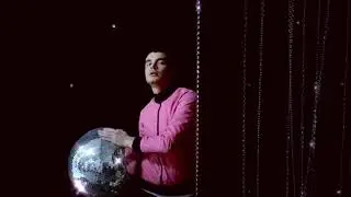 Клей, розовый бомбер и зеркальный шар