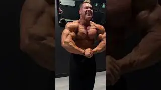 SHREDDED & FULL AS A HOUSE FLEXING 🏠 🔥💪 #muscle #bodybuilding #muscular #chestworkout #shredded