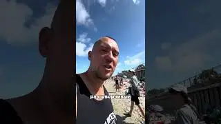 Грустный Дед Мороз на пляже