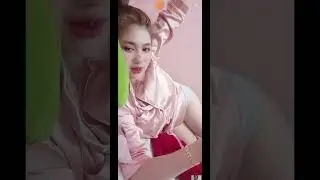 Sedang baring kelihatan celana dalam indah 