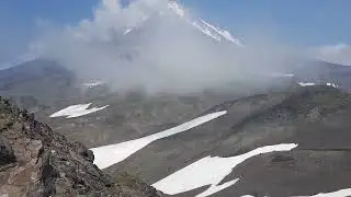 Камчатка, на горе Верблюд. Вулканы затягивает облаками