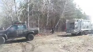Патриот спасает мусоровоз из грязи