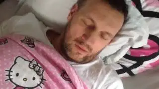 Царь спит без трусиков  под Hello Kitty