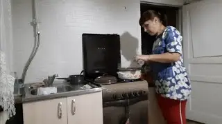 Сосисок в тесте нажарили, помидор накатали. Так просто мы живем в деревне