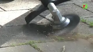 Onkruid verwijderen met een onkruidborstel op een bosmaaier